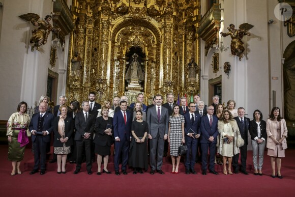 Le roi Felipe VI et la reine Letizia d'Espagne ont posé le 18 février 2019 avec tous les lauréats des médailles d'or du mérite des Beaux-Arts lors d'une cérémonie au Palais de la Merced à Cordoue.