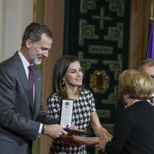 Le roi Felipe VI et la reine Letizia d'Espagne remettaient le 18 février 2019 les médailles d'or du mérite des Beaux-Arts lors d'une cérémonie au Palais de la Merced à Cordoue.