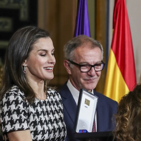 Le roi Felipe VI et la reine Letizia d'Espagne remettant à Lolita Flores, le 18 février 2019, la médaille d'or du mérite des Beaux-Arts lors d'une cérémonie au Palais de la Merced à Cordoue.