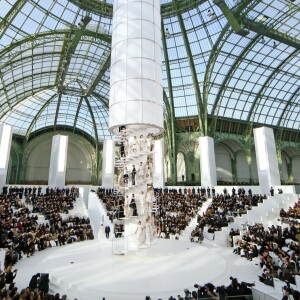 Défilé Chanel Haute-Couture printemps-été 2006 ai Grand Palais à Paris.
