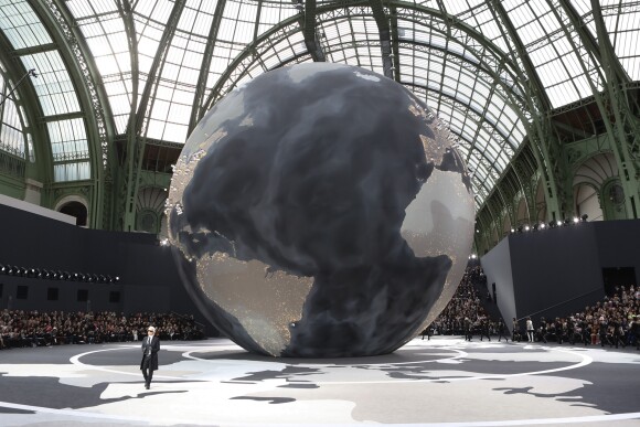 Défilé Chanel automne-hiver 2013-2014 au Grand Palais à Paris.