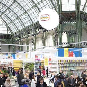 Défilé Chanel, "le supermarché", collection automne-hiver 2014-2015 au Grand Palais à Paris.