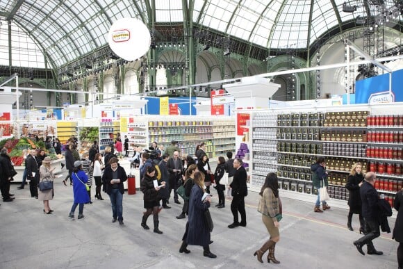 Défilé Chanel, "le supermarché", collection automne-hiver 2014-2015 au Grand Palais à Paris.