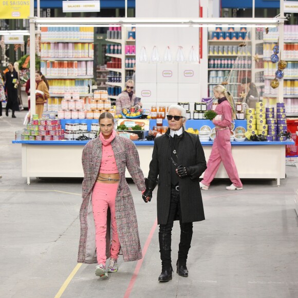 Défilé Chanel, "le supermarché", collection automne-hiver 2014-2015 au Grand Palais à Paris.
