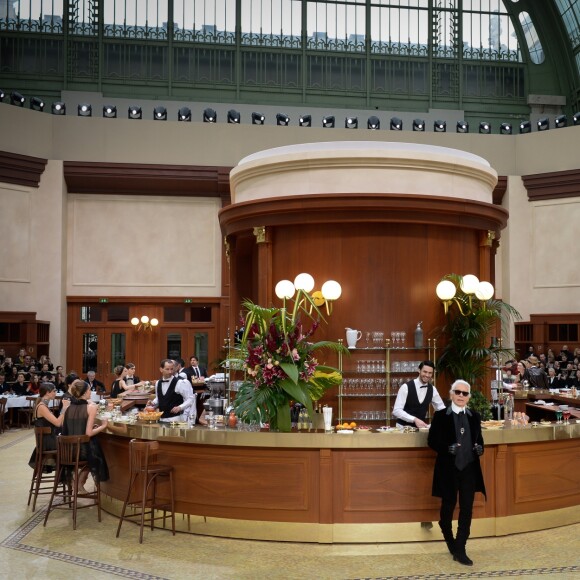 Défilé Chanel, "le bistrot", collection automne-hiver 2015-2016 au Grand Palais à Paris.