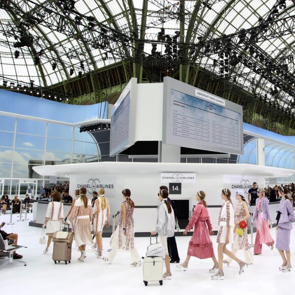 Défilé Chanel, "l'aéroport", collection printemps-été 2016 au Grand Palais à Paris.