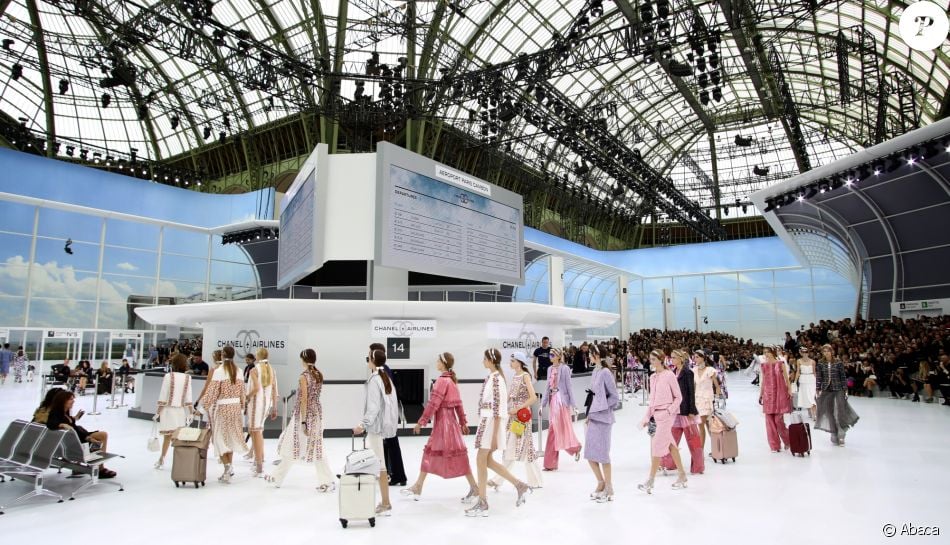 Défilé Chanel, l'aéroport, collection printemps-été 2016 au Grand Palais à  Paris. - Purepeople
