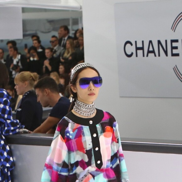 Défilé Chanel, "l'aéroport", collection printemps-été 2016 au Grand Palais à Paris.
