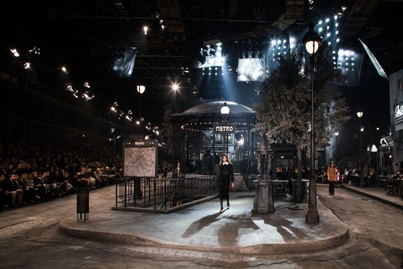 Défilé Chanel Métiers d'Art "Paris à Rome", pré-collection automne 2016 aux Cinecittà Studios de Rome.