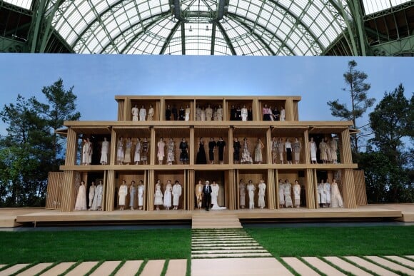 Défilé Chanel, la maison de poupées japonaise éco-responsable, collection Haute-Couture printemps-été 2016 au Grand Palais, Paris.