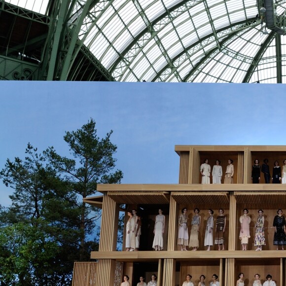 Défilé Chanel, la maison de poupées japonaise éco-responsable, collection Haute-Couture printemps-été 2016 au Grand Palais, Paris.