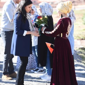 Le prince Harry, duc de Sussex et Meghan Markle (enceinte), duchesse de Sussex en visite dans un pensionnat à Asli lors de leur voyage officiel au Maroc. Le 24 février 2019