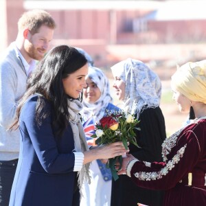 Le prince Harry, duc de Sussex et Meghan Markle (enceinte), duchesse de Sussex en visite dans un pensionnat à Asli lors de leur voyage officiel au Maroc. Le 24 février 2019