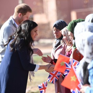 Le prince Harry, duc de Sussex et Meghan Markle (enceinte), duchesse de Sussex en visite dans un pensionnat à Asli lors de leur voyage officiel au Maroc. Le 24 février 2019