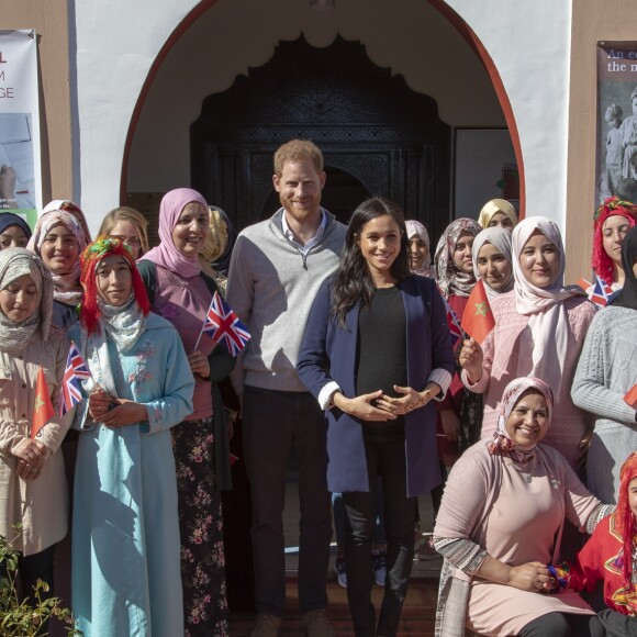 Le prince Harry, duc de Sussex, et Meghan Markle, duchesse de Sussex, enceinte, visitent un pensionnat de jeunes filles à Asni dans le cadre de leur voyage officiel au Maroc, le 24 février 2019.