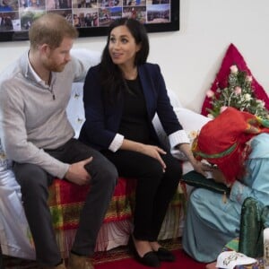 Le prince Harry, duc de Sussex, et Meghan Markle, duchesse de Sussex, enceinte, visitent un pensionnat de jeunes filles à Asni dans le cadre de leur voyage officiel au Maroc, le 24 février 2019.