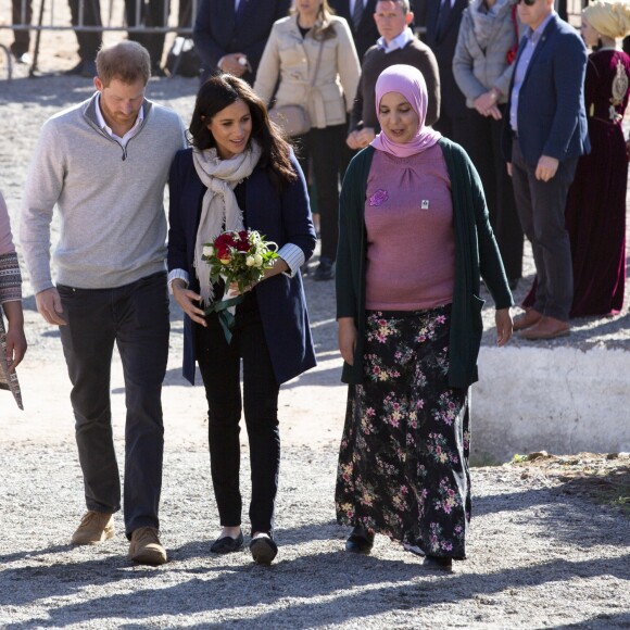 Le prince Harry, duc de Sussex, et Meghan Markle, duchesse de Sussex, enceinte, visitent un pensionnat de jeunes filles à Asni dans le cadre de leur voyage officiel au Maroc, le 24 février 2019.