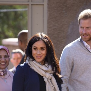 Le prince Harry, duc de Sussex, et Meghan Markle, duchesse de Sussex, enceinte, visitent un pensionnat de jeunes filles à Asni dans le cadre de leur voyage officiel au Maroc, le 24 février 2019.