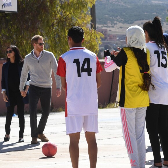 Le prince Harry, duc de Sussex, et Meghan Markle, duchesse de Sussex, enceinte, visitent le "Lycée Qualifiant Grand Atlas" dans le cadre de leur voyage officiel au Maroc, le 24 février 2019.