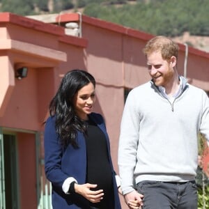 Le prince Harry, duc de Sussex, et Meghan Markle, duchesse de Sussex, enceinte, visitent le "Lycée Qualifiant Grand Atlas" dans le cadre de leur voyage officiel au Maroc, le 24 février 2019.