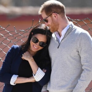 Meghan Markle, duchesse de Sussex, enceinte, et le prince Harry à Asni au Maroc le 24 février 2019, profitant d'un moment d'intimité lors d'un match de football au Lycée Qualifiant Grand Atlas.