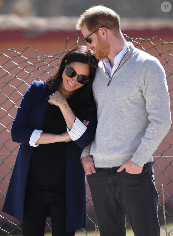 Meghan Markle, duchesse de Sussex, enceinte, et le prince Harry à Asni au Maroc le 24 février 2019, profitant d'un moment d'intimité lors d'un match de football au Lycée Qualifiant Grand Atlas.