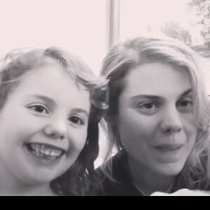 Coeur de Pirate joue du piano pour sa fille Romy et chante avec elle. Instagram le 24 février 2019.