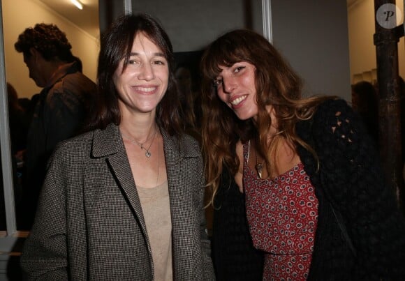 Lou Doillon et Charlotte Gainsbourg à Paris le 25 septembre 2013 lors de l'inauguration de la galerie cinéma de Anne Dominique Toussaint et du vernissage de l'exposition "Point of View" de Kate Barry.