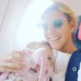 Laura Tenoudji dans l'avion avec sa fille Bianca le 24 septembre 2018.