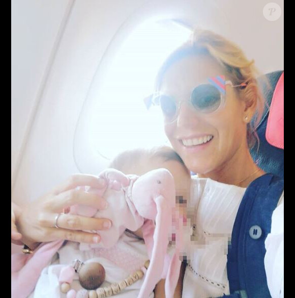 Laura Tenoudji dans l'avion avec sa fille Bianca le 24 septembre 2018.