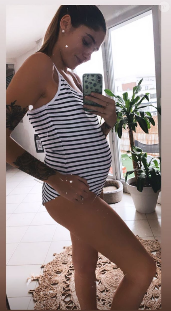 Jesta ("Koh-Lanta") enceinte, en maillot de bain. Janvier 2019.
