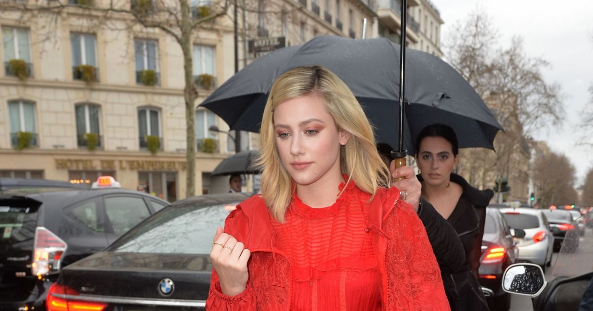 Lili Reinhart - Arrivée des people au défilé de mode Valentino