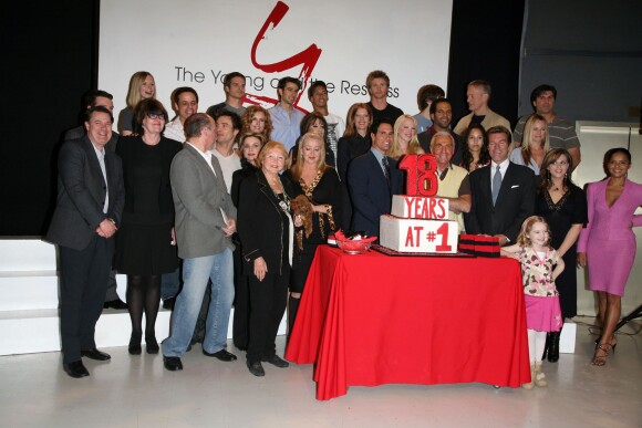 Le casting de Les Feux de l'amour font une fête pour les 18 ans passés en tête des audiences sur Us Tv sur CBS, le 8 janvier 2007 à Los Angeles