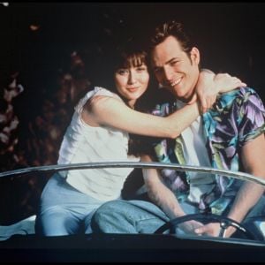 Shannen Doherty et Luke Perry en 1990.