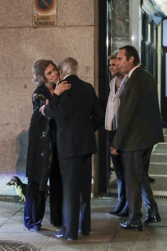 La reine Sofia salue Carlos Zurita à Madrid le 6 mars 2019 lors de la soirée du 80e anniversaire de l'infante Margarita de Bourbon à son domicile dans le quartier de Salamanque.