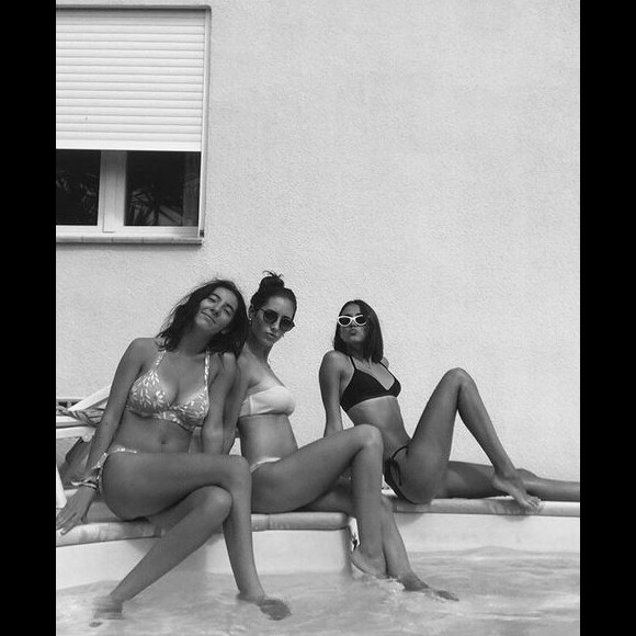 Manon Mittenaere, la demi-soeur d'Iris Mittenaere (en bikini noir) et deux amies.