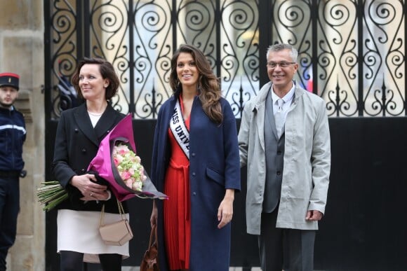 Iris Mittenaere (Miss Univers) et ses parents Yves Mittenaere et Laurence Druart au Palais de l'Elysée pour rencontrer le Président de la République François Hollande et visiter l'Elysée à Paris, le 18 mars 2017.