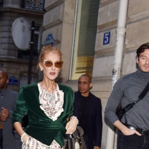 Celine Dion, avec Pepe Munoz, sort de l'hôtel de Crillon pour se rendre à un rendez-vous dans Paris le 25 janvier 2019.