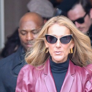 Céline Dion, avec Pepe Munoz, sort de l'hôtel de Crillon pour se rendre à la maison Givenchy à Paris le 24 janvier 2019.