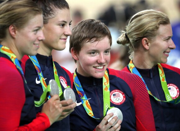 Sarah Hammer, Kelly Catlin, Chloe Dygert et Jennifer Valente médaillées d'argent aux Jeux olympiques de Rio de Janeiro le 13 août 2016.