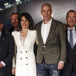 Le nouvel entraîneur du Real Madrid Zinedine Zidane et sa femme Véronique après la conférence de presse au stade Santiago Bernabeu à Madrid, Espagne, le 11 mars 2019.