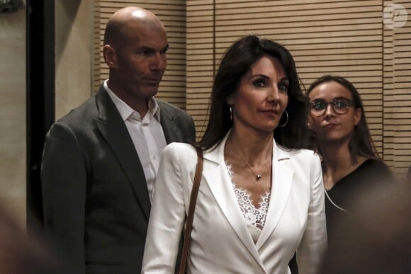 Le nouvel entraîneur du Real Madrid Zinedine Zidane et sa femme Véronique arrivent à la conférence de presse au stade Santiago Bernabeu à Madrid, Espagne, le 11 mars 2019.