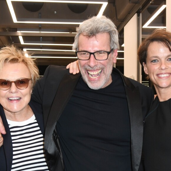 Muriel Robin, Stéphane de Bourgies et Anne Le Nen - Vernissage de l'exposition "Quand le masque tombe" de Stéphane de Bourgies sur le toit de la Grande Arche de la Défense, le 12 mars 2019.© Coadic Guirec/Bestimage