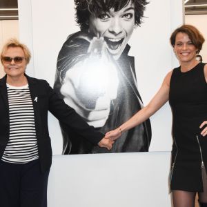 Muriel Robin et sa compagne Anne Le Nen - Vernissage de l'exposition "Quand le masque tombe" de Stéphane de Bourgies sur le toit de la Grande Arche de la Défense, le 12 mars 2019.© Coadic Guirec/Bestimage