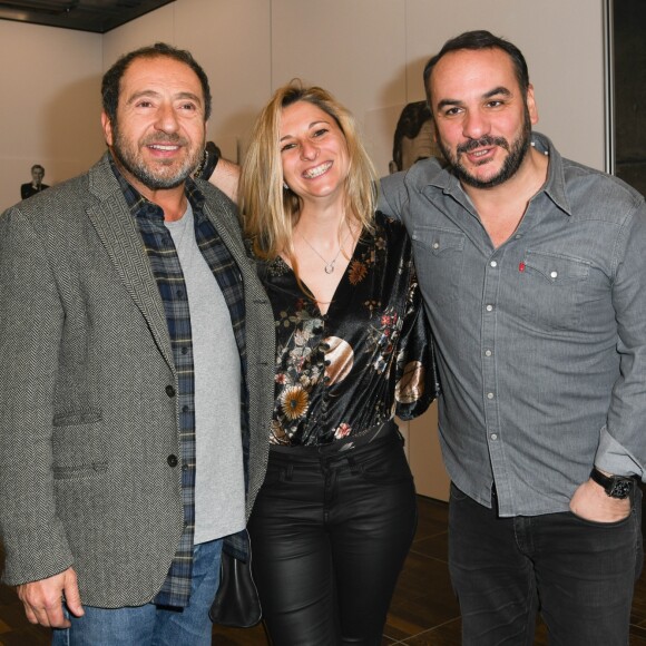 Patrick Timsit, François-Xavier Demaison et sa compagne Anaïs Tihay - Vernissage de l'exposition "Quand le masque tombe" de Stéphane de Bourgies sur le toit de la Grande Arche de la Défense, le 12 mars 2019.© Coadic Guirec/Bestimage