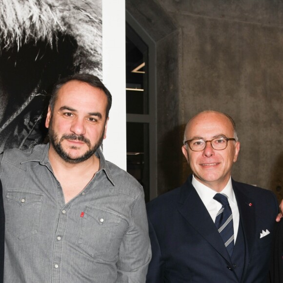 Le professeur David Khayat, François-Xavier Demaison, Bernard Cazeneuve et sa femme Véronique et Stéphane de Bourgies - Vernissage de l'exposition "Quand le masque tombe" de Stéphane de Bourgies sur le toit de la Grande Arche de la Défense, le 12 mars 2019.© Coadic Guirec/Bestimage