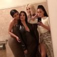 Kourtney, Kim, Khloé (en jupe fendue et robe à imprimé python) et Kylie Jenner au restaurant Giorgio Baldi à Santa Monica. Le 12 mars 2019.