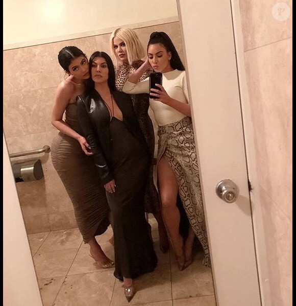 Kourtney, Kim, Khloé (en jupe fendue et robe à imprimé python) et Kylie Jenner au restaurant Giorgio Baldi à Santa Monica. Le 12 mars 2019.