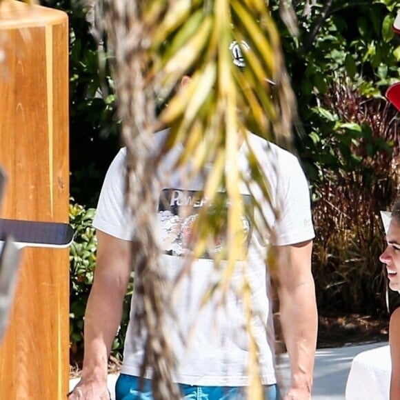 Exclusif - James Franco et sa compagne Isabel Pakzad profitent de jolies vacances romantiques sous le soleil de Miami, le 13 mars 2019.