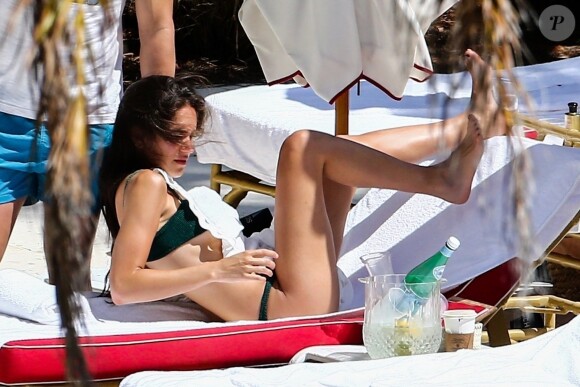 Exclusif - James Franco et sa compagne Isabel Pakzad profitent de jolies vacances romantiques sous le soleil de Miami, le 13 mars 2019.